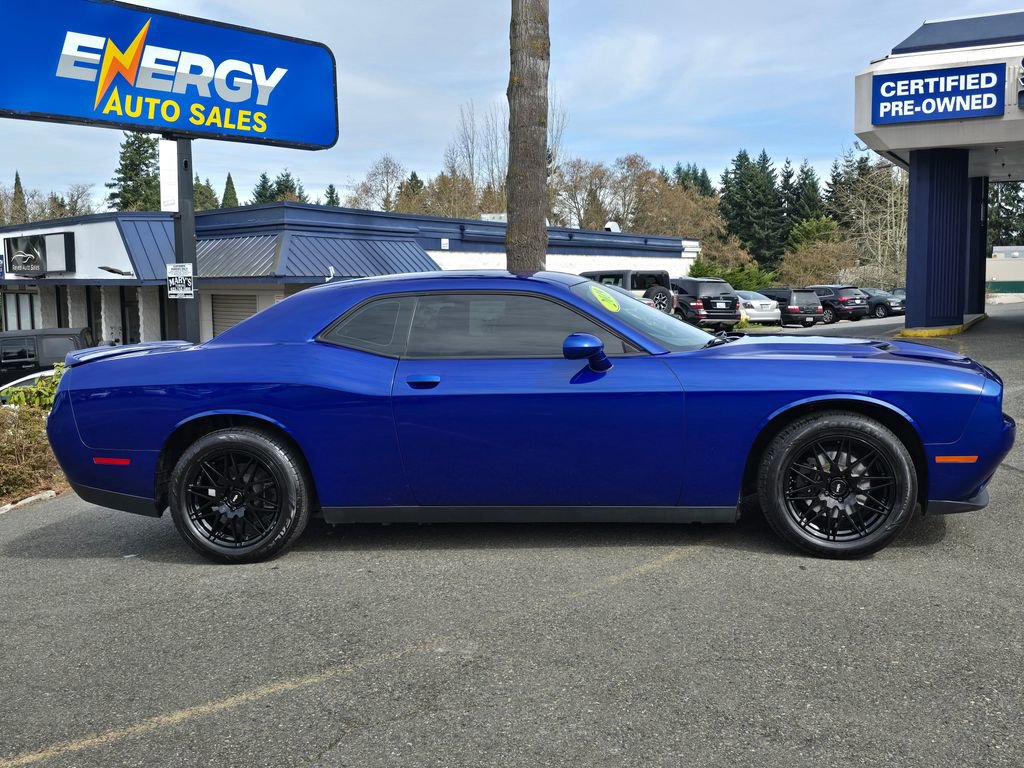 Used 2019 Dodge Challenger SXT image 3