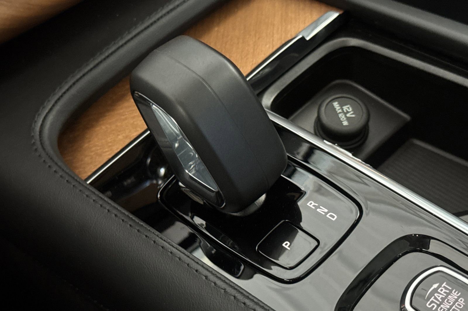 Certified 2024 Volvo XC90 B6 Plus image 25