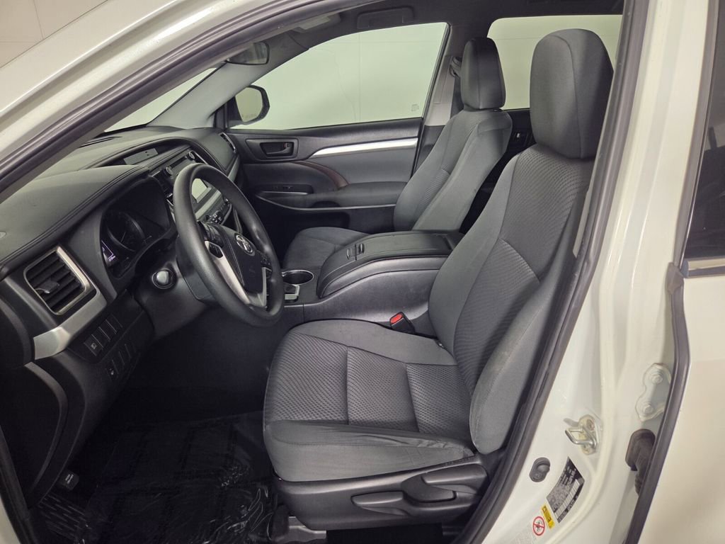 Used 2019 Toyota Highlander LE image 11