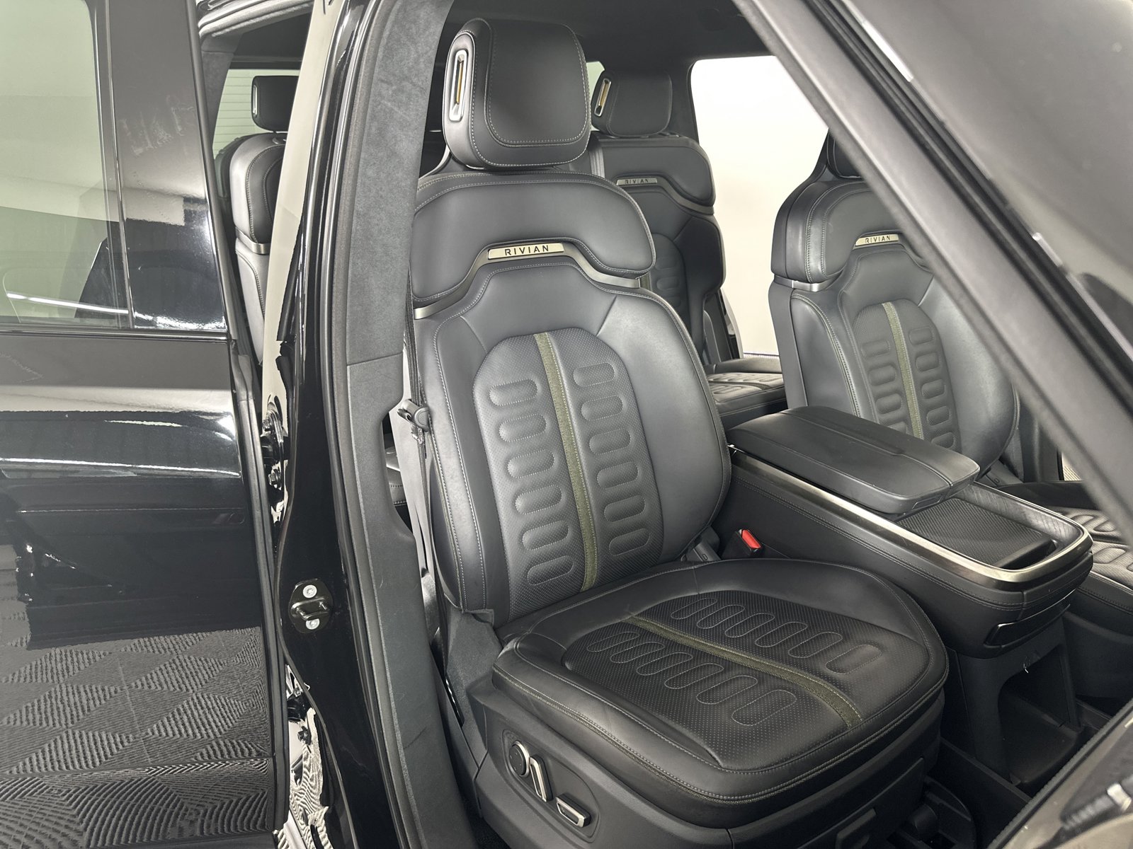 Used 2022 Rivian R1S Launch Edition image 23