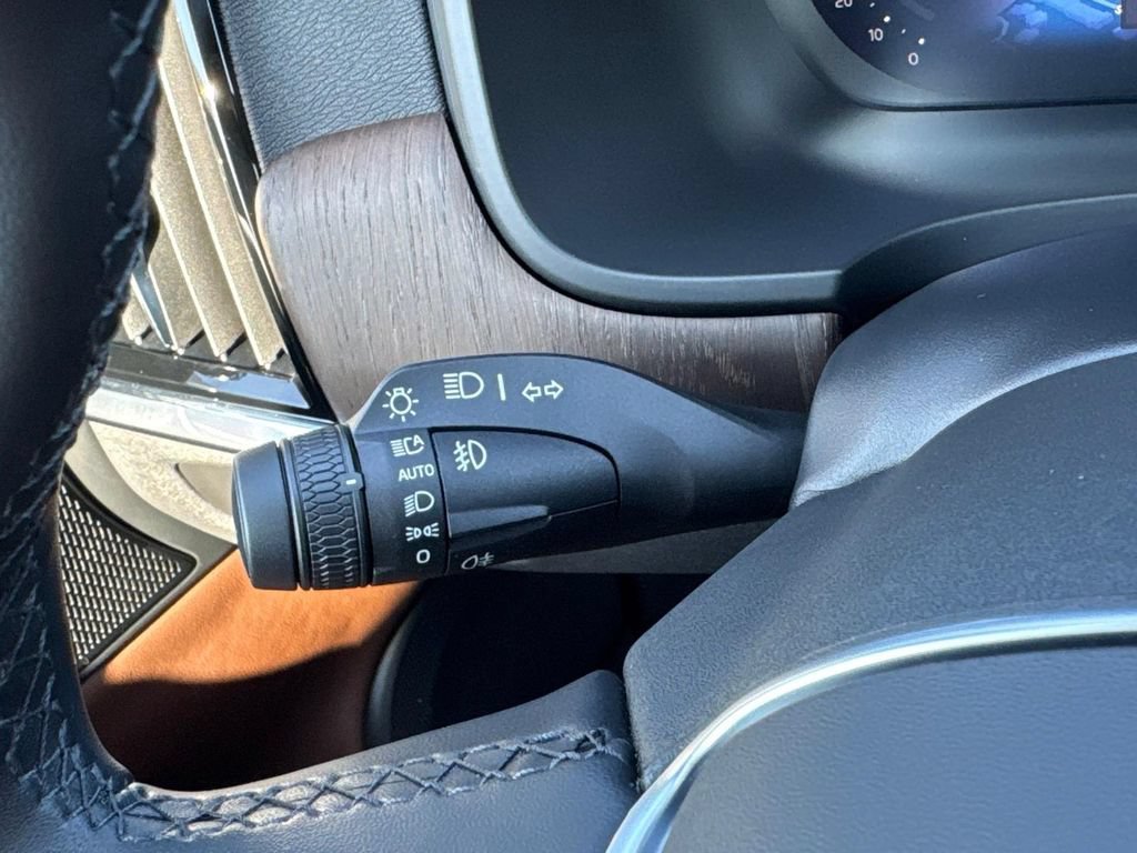 Certified 2025 Volvo V90 B6 Cross Country Plus AWD/4WD image 19