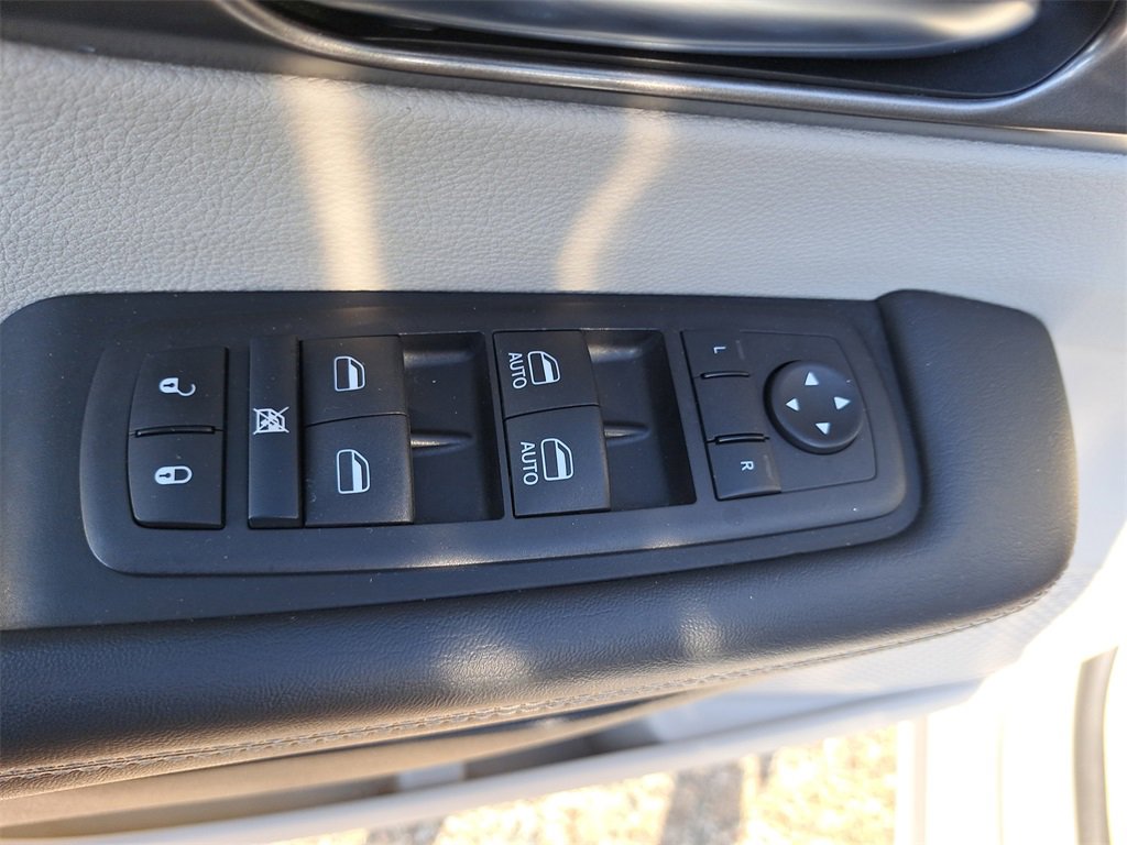 Used 2024 Chrysler Pacifica Touring-L image 27