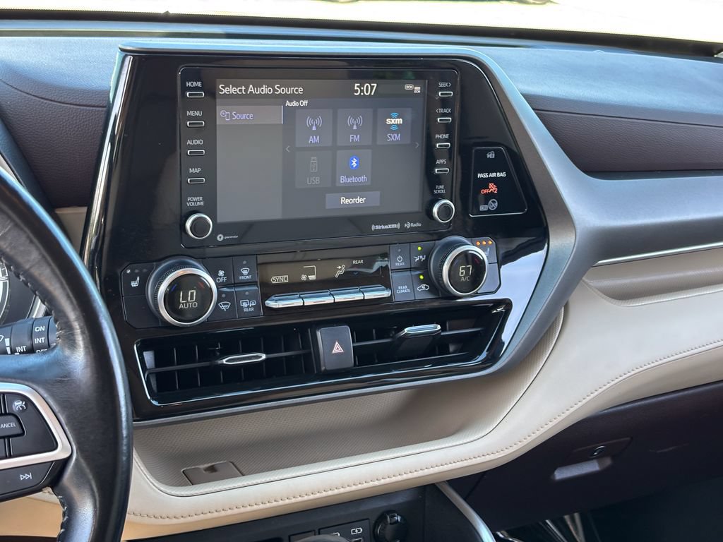 Used 2022 Toyota Highlander XLE AWD/4WD image 32