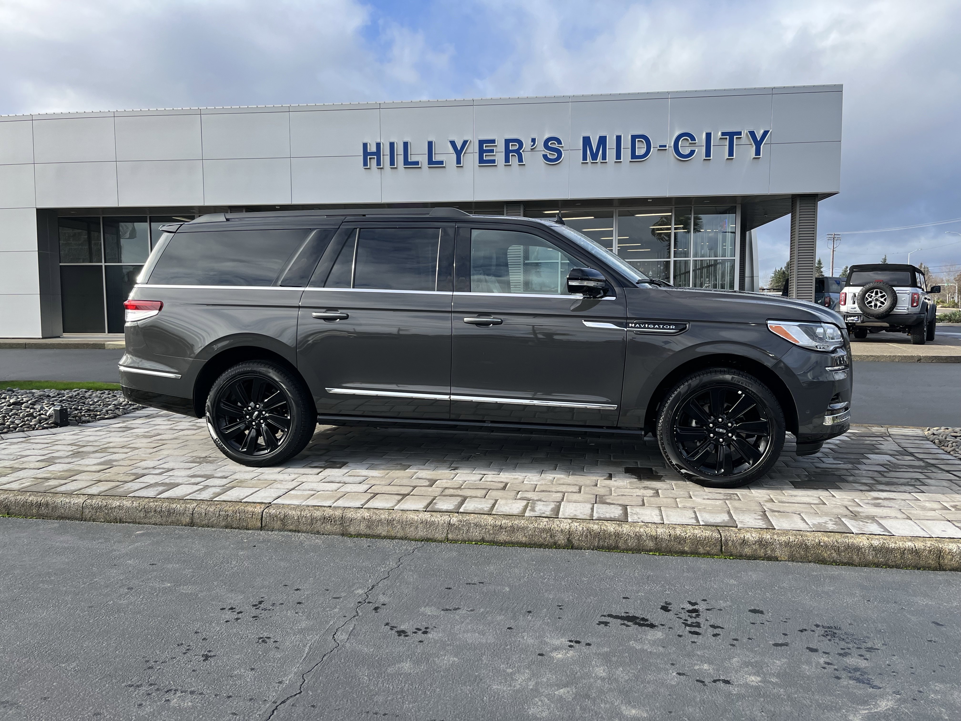 Used 2024 Lincoln Navigator L Black Label image 2