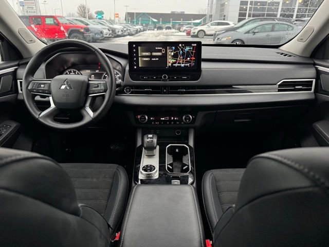 Used 2025 Mitsubishi Outlander SE image 24