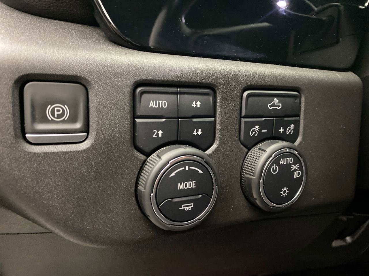 Used 2022 Chevrolet Silverado 1500 LT w/ Z71 Off-Road Package AWD/4WD image 20