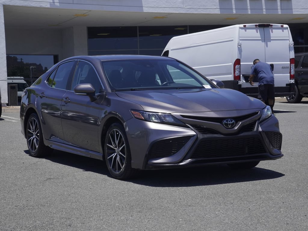 Used 2024 Toyota Camry SE FWD image 2