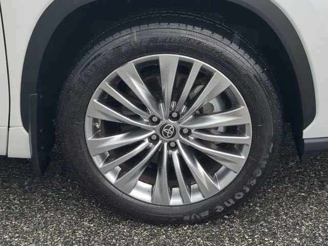 Used 2024 Toyota Highlander Platinum image 11