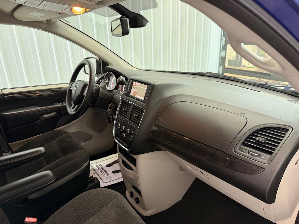 Used 2018 Dodge Grand Caravan SE w/ UConnect Hands-Free Group image 18
