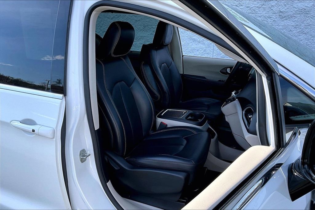 Used 2024 Chrysler Pacifica Touring-L FWD image 6
