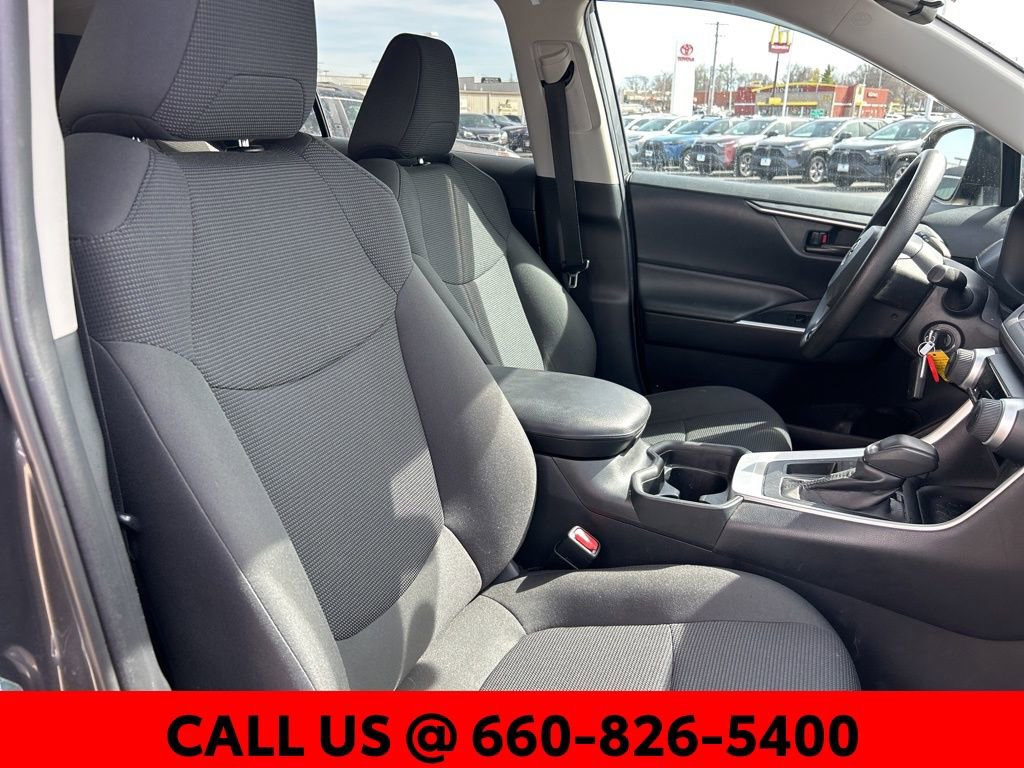Used 2019 Toyota RAV4 LE w/ Carpet Mat Package image 7