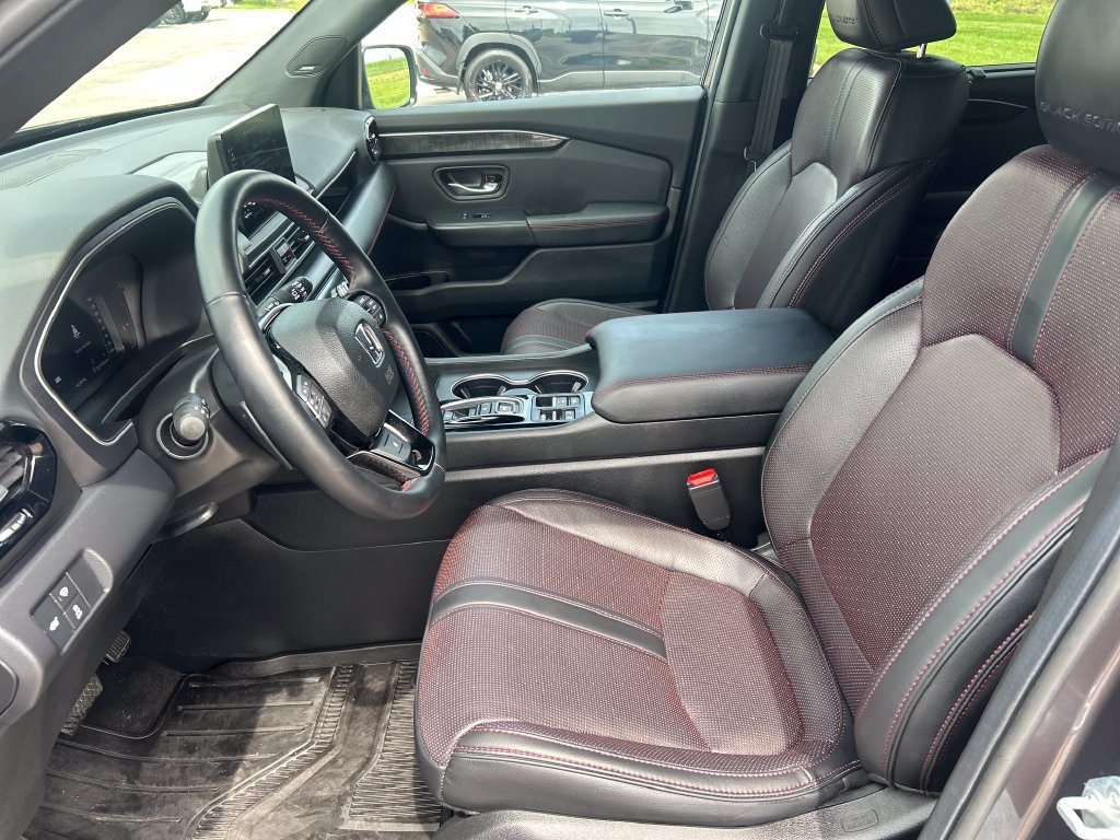 Used 2025 Honda Pilot Black Edition image 11