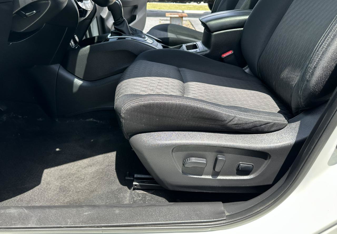 Used 2017 Nissan Rogue SV AWD/4WD image 27