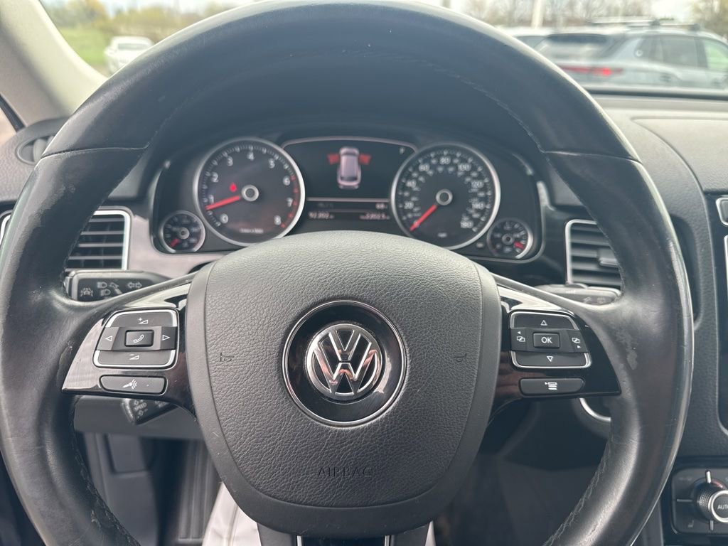 Used 2017 Volkswagen Touareg Sport AWD/4WD image 12