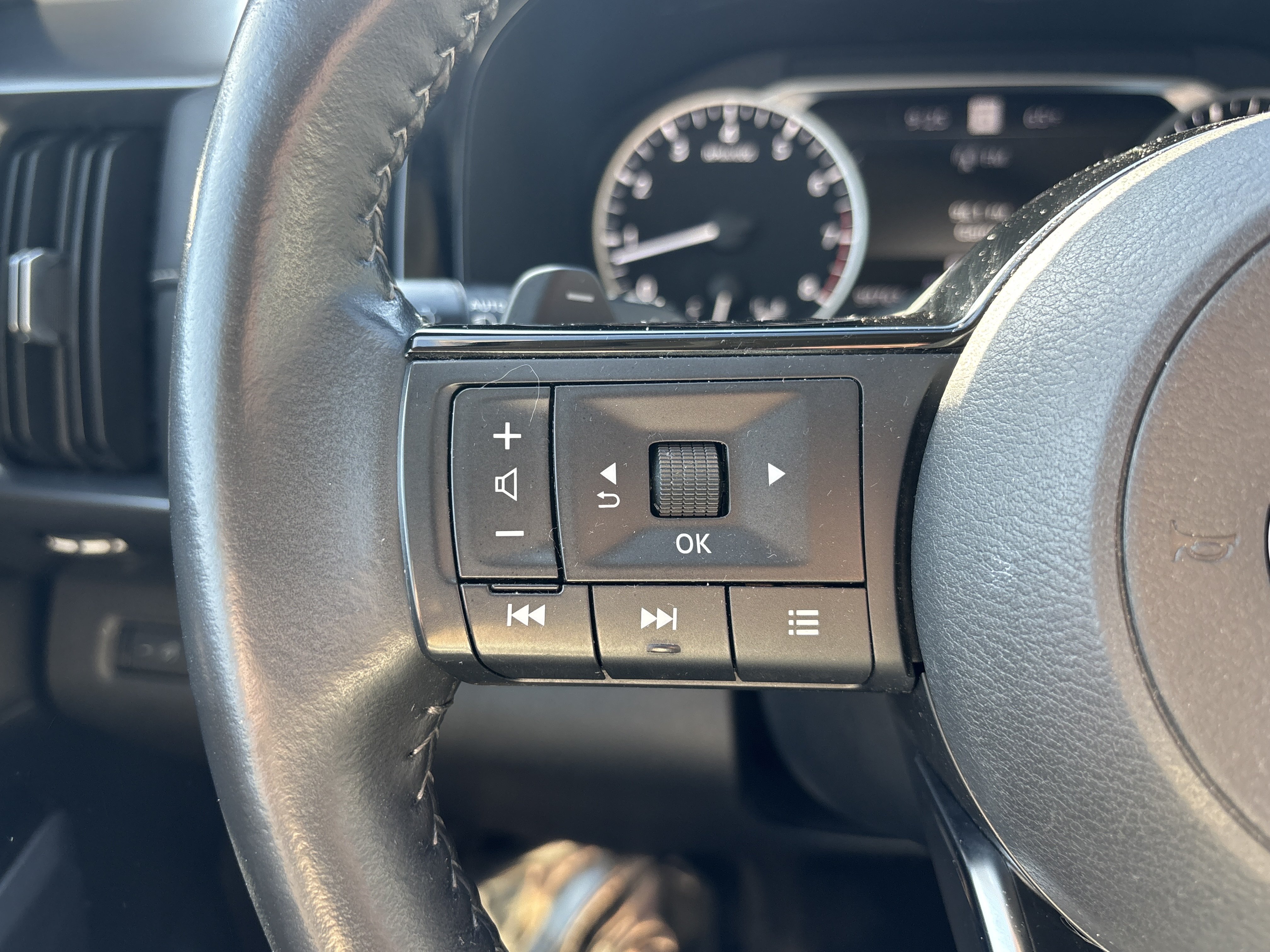 Used 2023 Nissan Pathfinder SL w/ Black Appearance Package AWD/4WD image 25