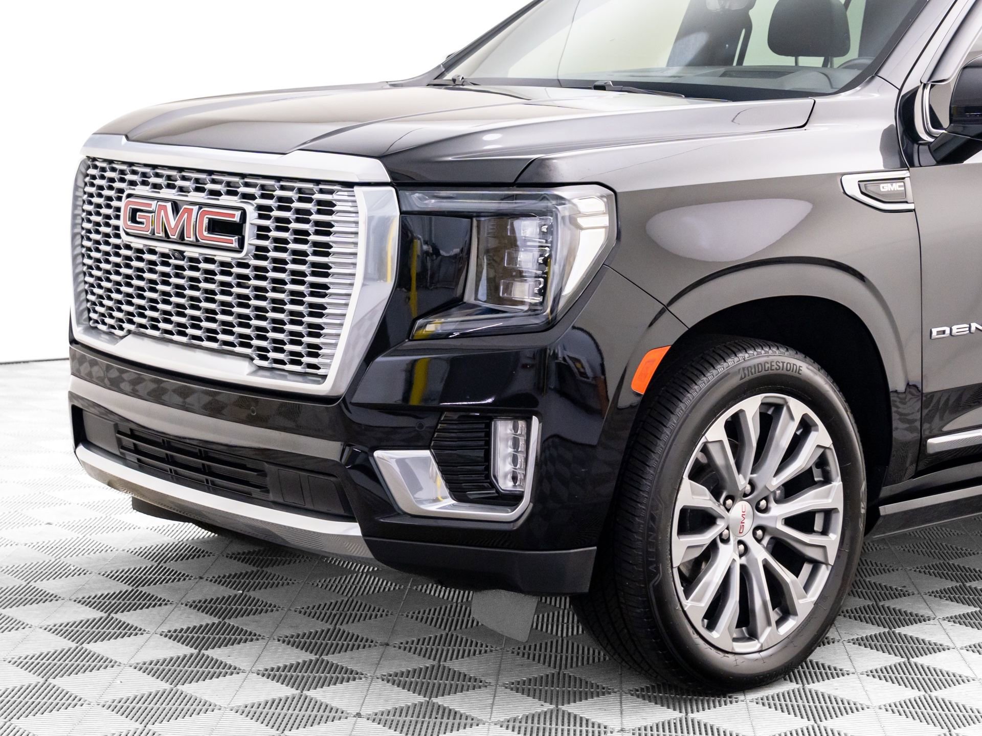 Used 2022 GMC Yukon Denali w/ Denali Premium Package image 38