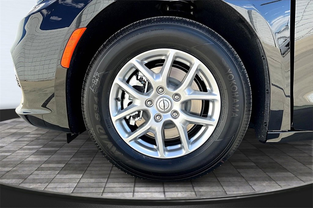 New 2026 Chrysler Pacifica Select image 11