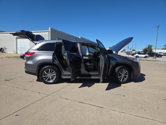 Used 2017 Toyota Highlander XLE AWD/4WD image 42