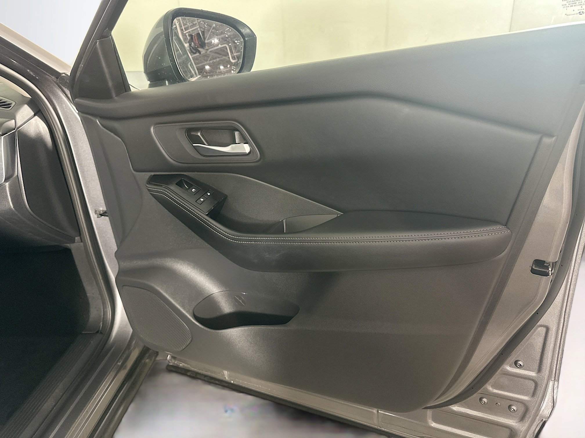 Used 2024 Nissan Rogue SV image 31