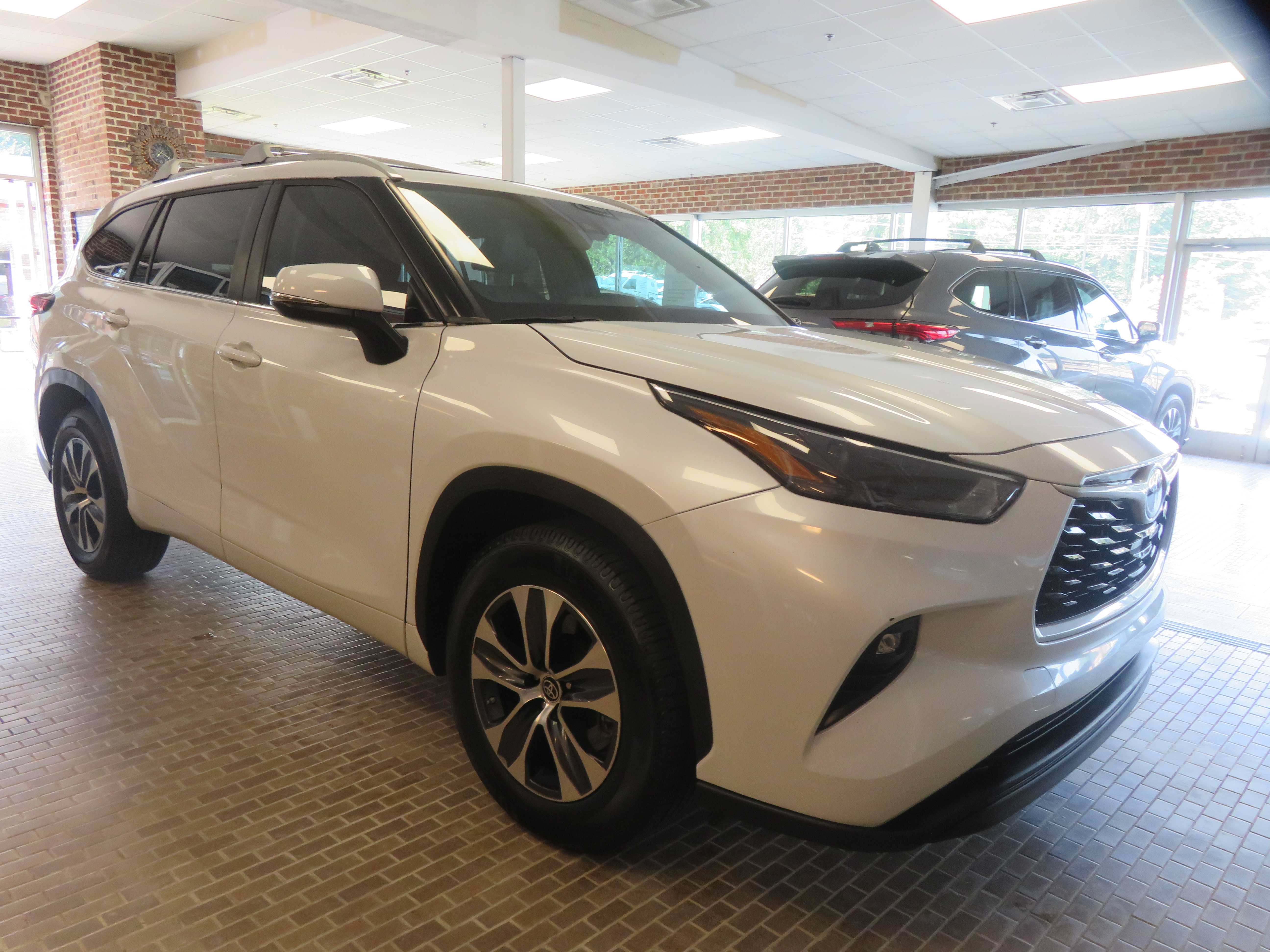 Used 2023 Toyota Highlander XLE FWD image 68