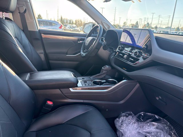 Used 2025 Toyota Highlander Platinum AWD/4WD image 30