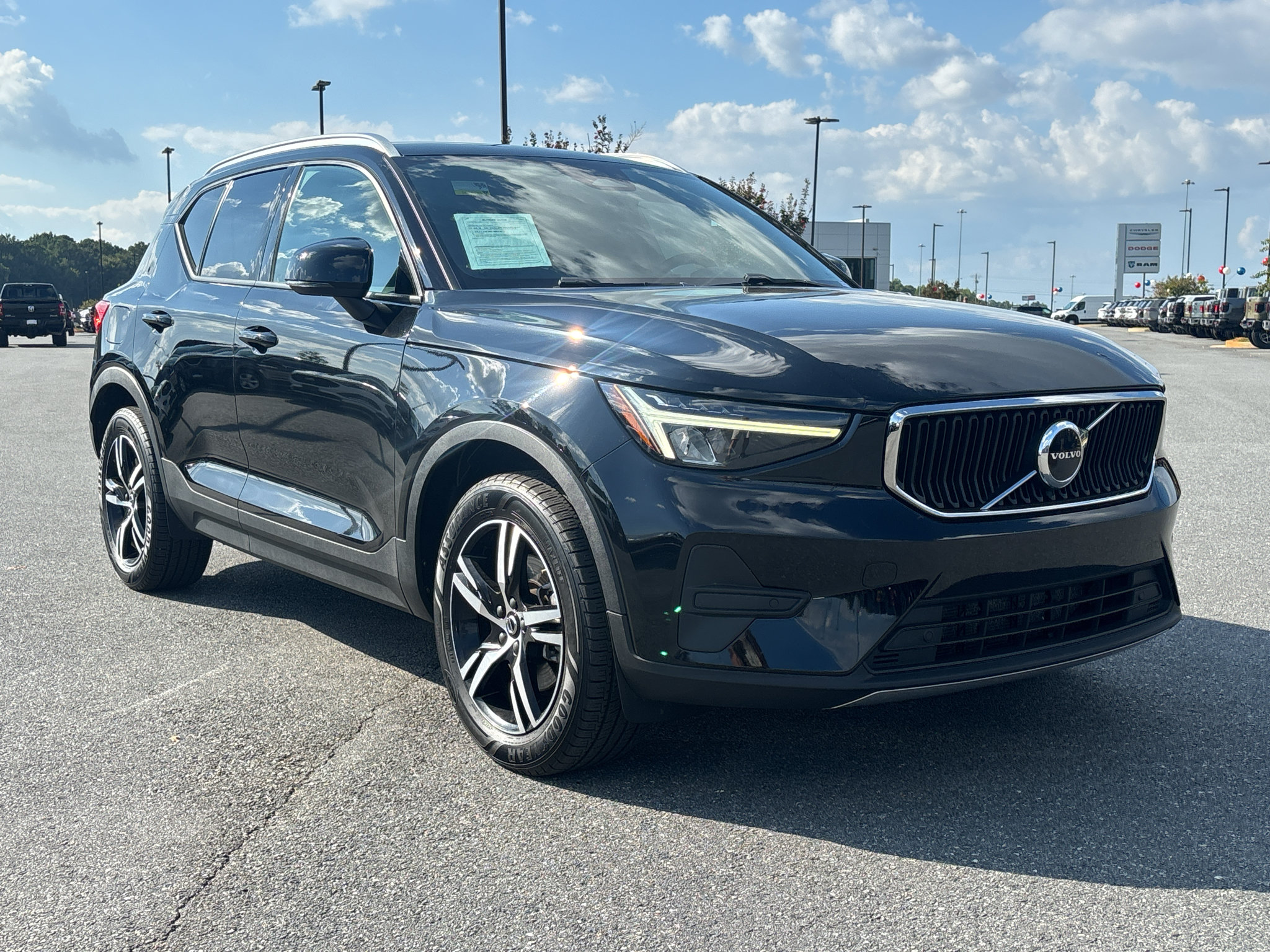 Used 2023 Volvo XC40 B5 Core AWD/4WD image 5