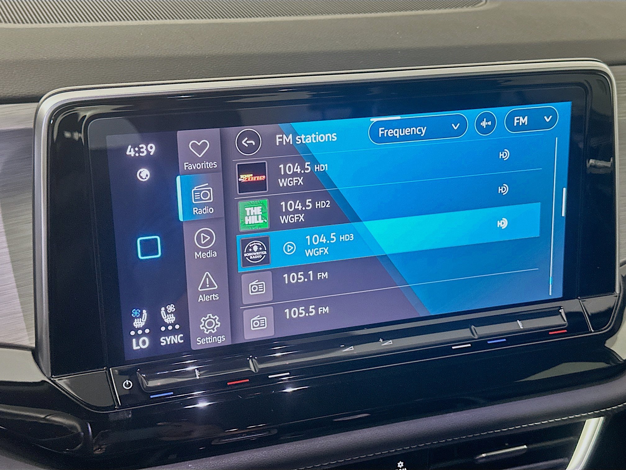 Used 2025 Volkswagen Atlas Cross Sport SE FWD image 21