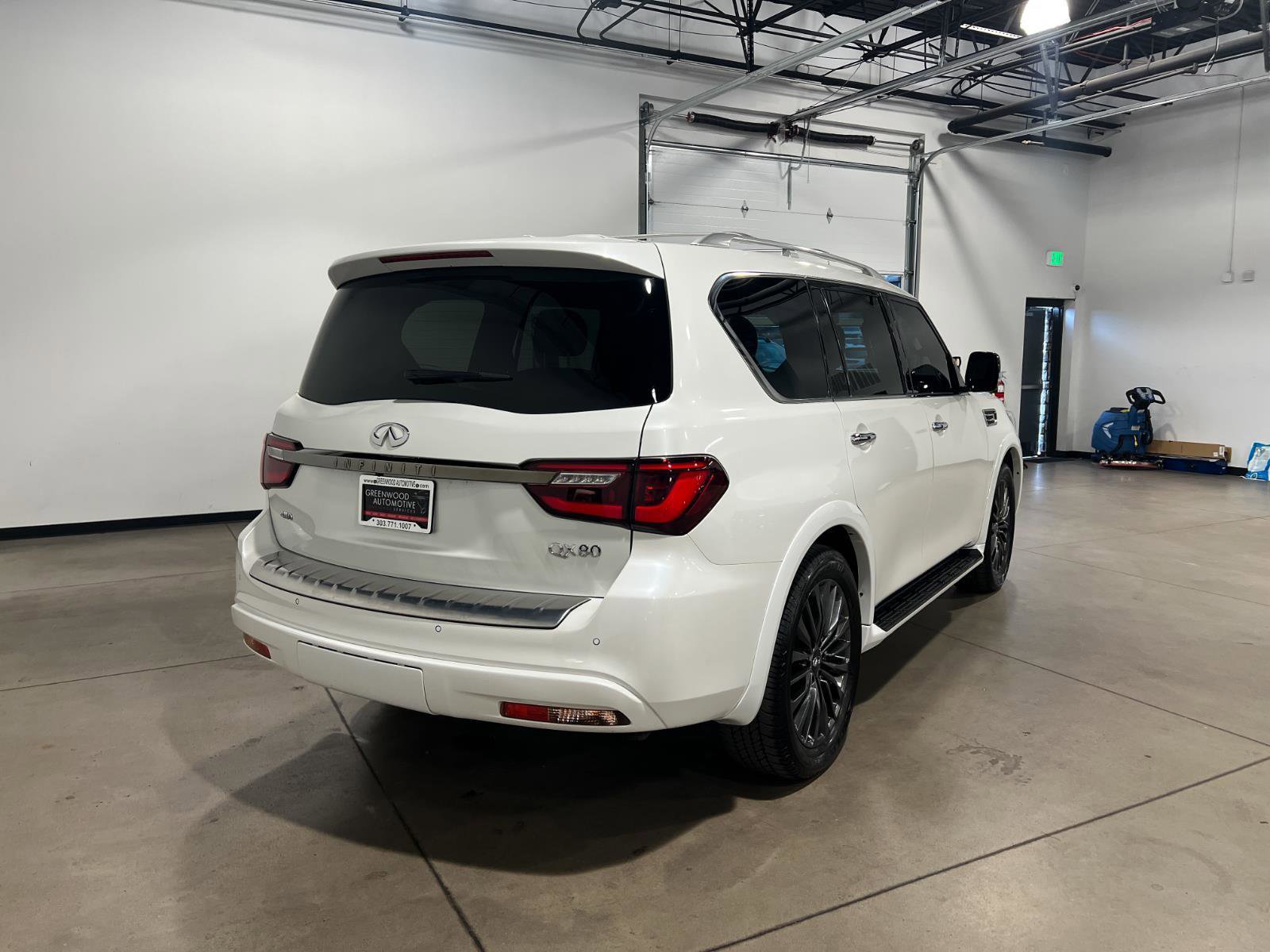 Used 2024 INFINITI QX80 Sensory image 3