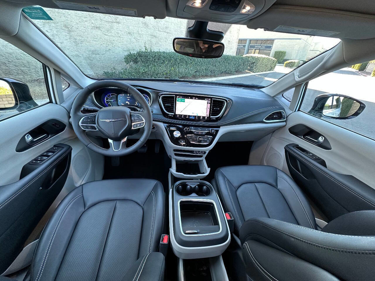 Used 2024 Chrysler Pacifica Limited FWD image 3