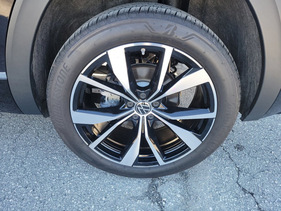 Certified 2025 Volkswagen Atlas Cross Sport SEL Premium R-Line image 27