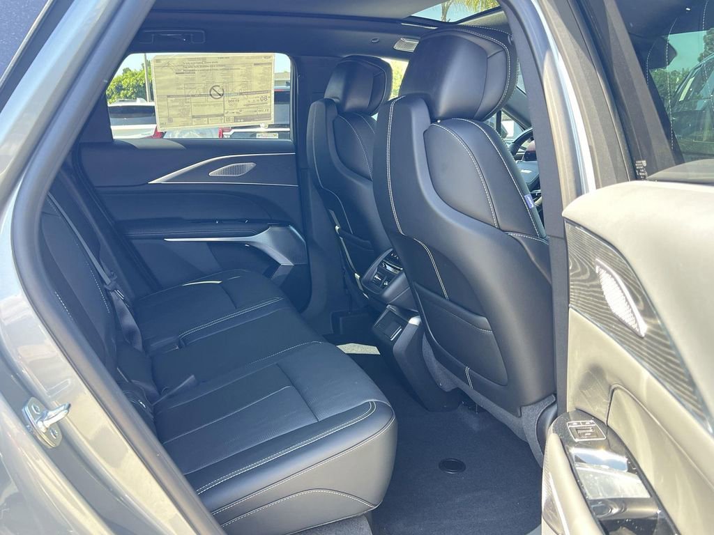 New 2026 Cadillac Lyriq V image 31