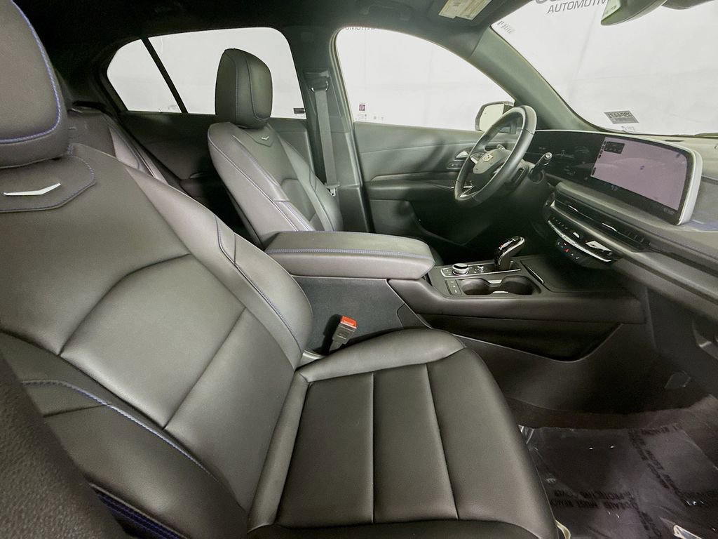 Used 2024 Cadillac XT4 Sport w/ Cold Weather Package image 30
