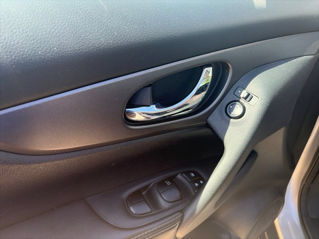 Used 2016 Nissan Rogue S AWD/4WD image 18