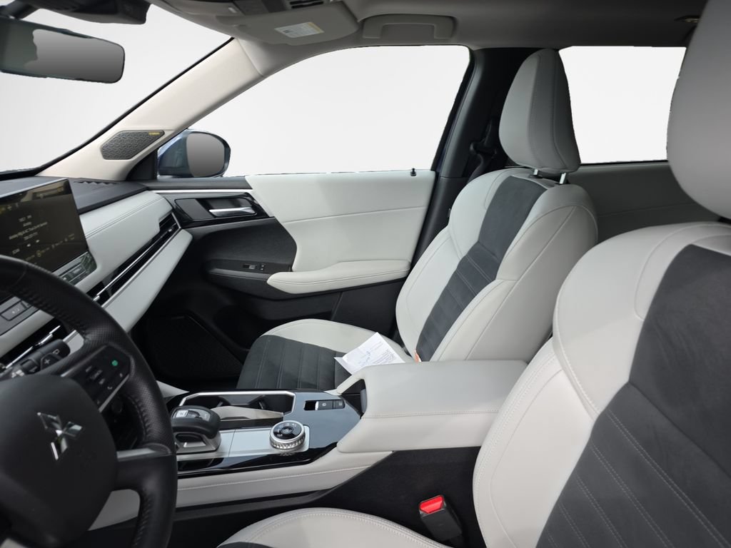 Used 2025 Mitsubishi Outlander SE FWD image 12