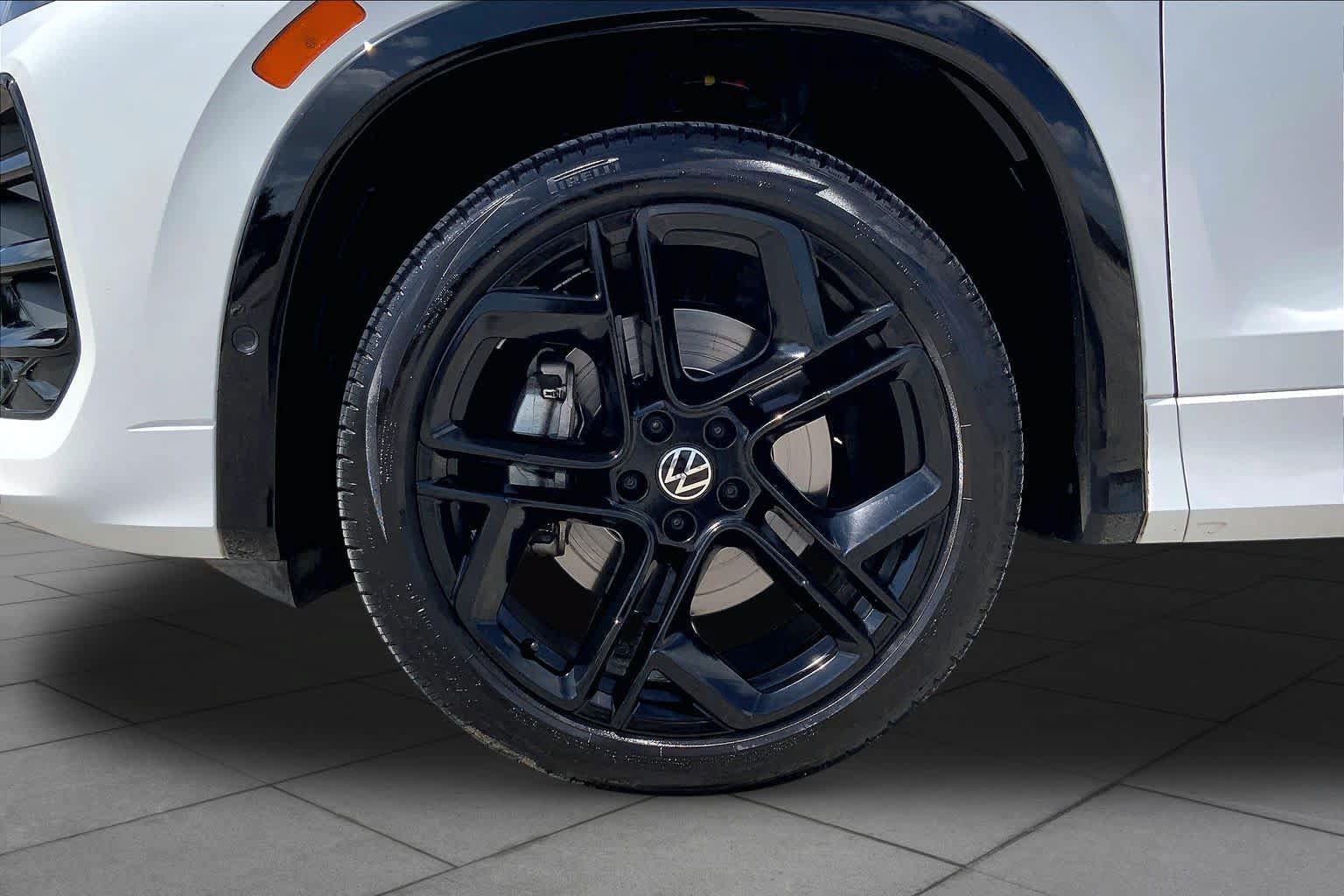 Used 2025 Volkswagen Tiguan SE R-Line AWD/4WD image 11