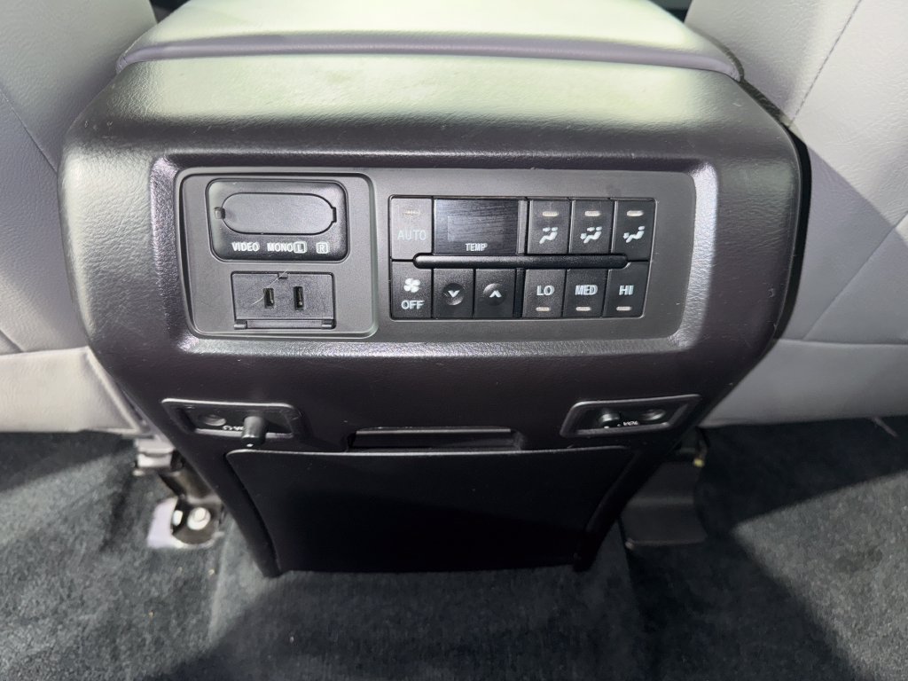 Used 2018 Toyota Sequoia Platinum AWD/4WD image 39
