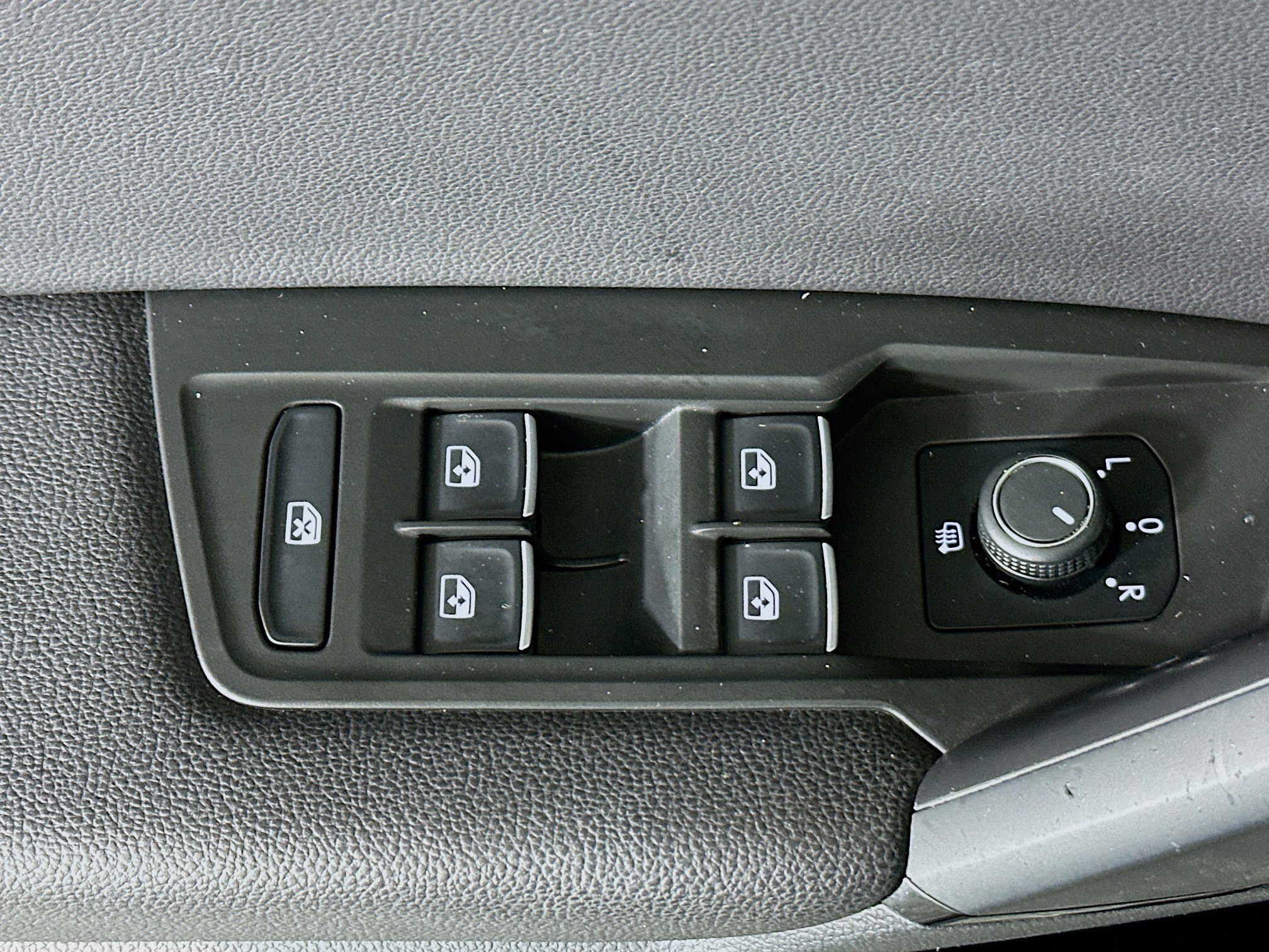 Used 2019 Volkswagen Tiguan SE FWD image 14