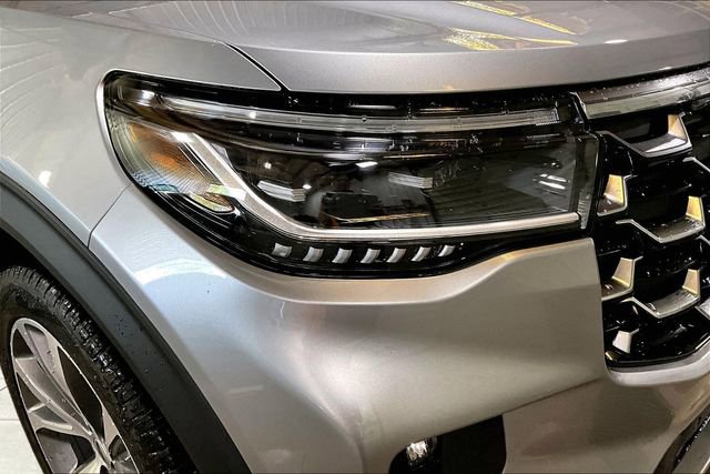 Used 2025 Ford Explorer Platinum w/ Ultimate Package AWD/4WD image 4