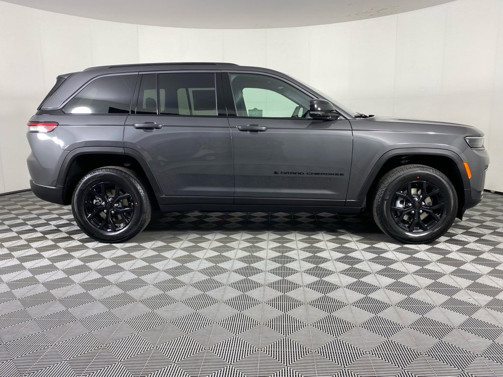 New 2026 Jeep Grand Cherokee Altitude image 9