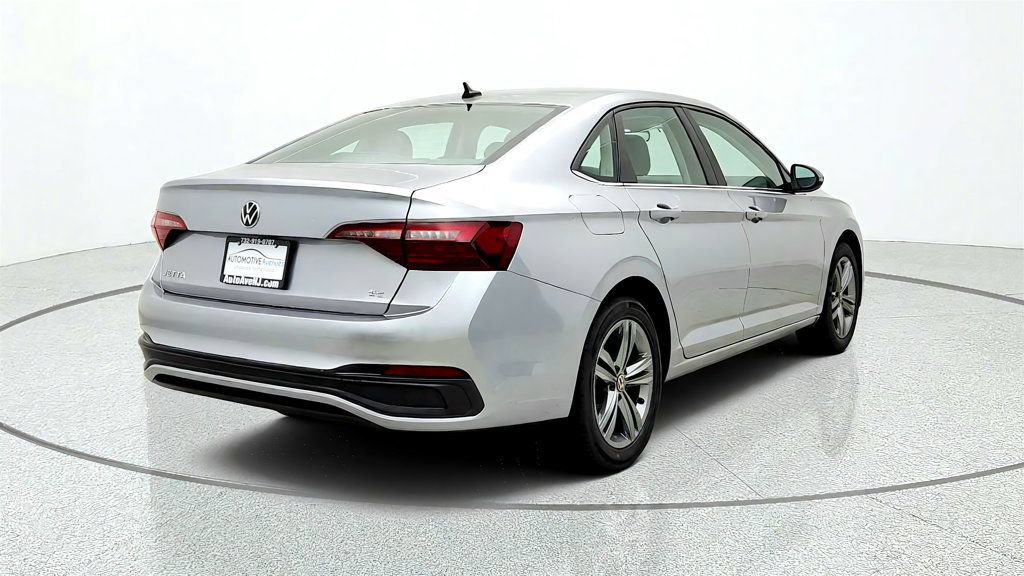 Used 2024 Volkswagen Jetta SE FWD image 5