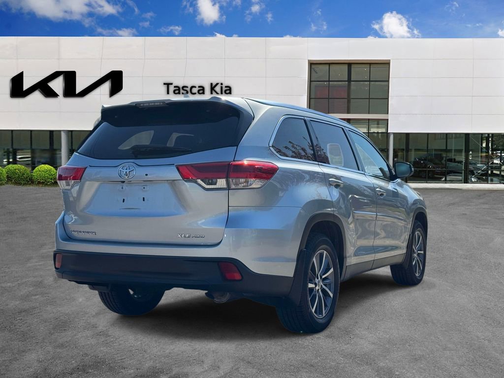 Used 2019 Toyota Highlander XLE AWD/4WD image 4
