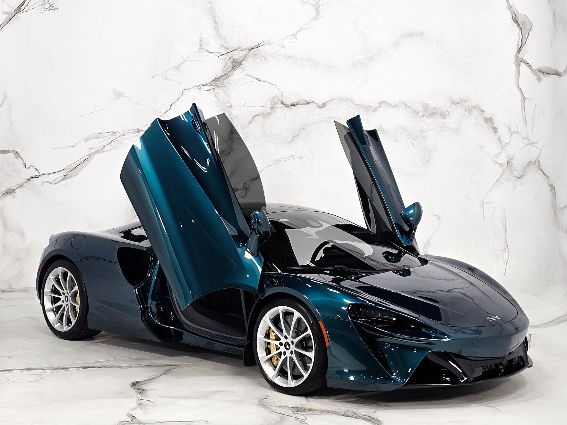 Used 2023 McLaren Artura image 7