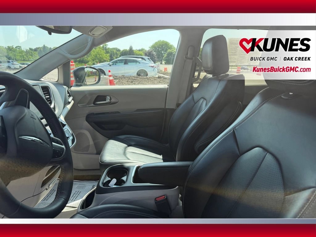 Used 2023 Chrysler Pacifica Touring-L FWD image 15