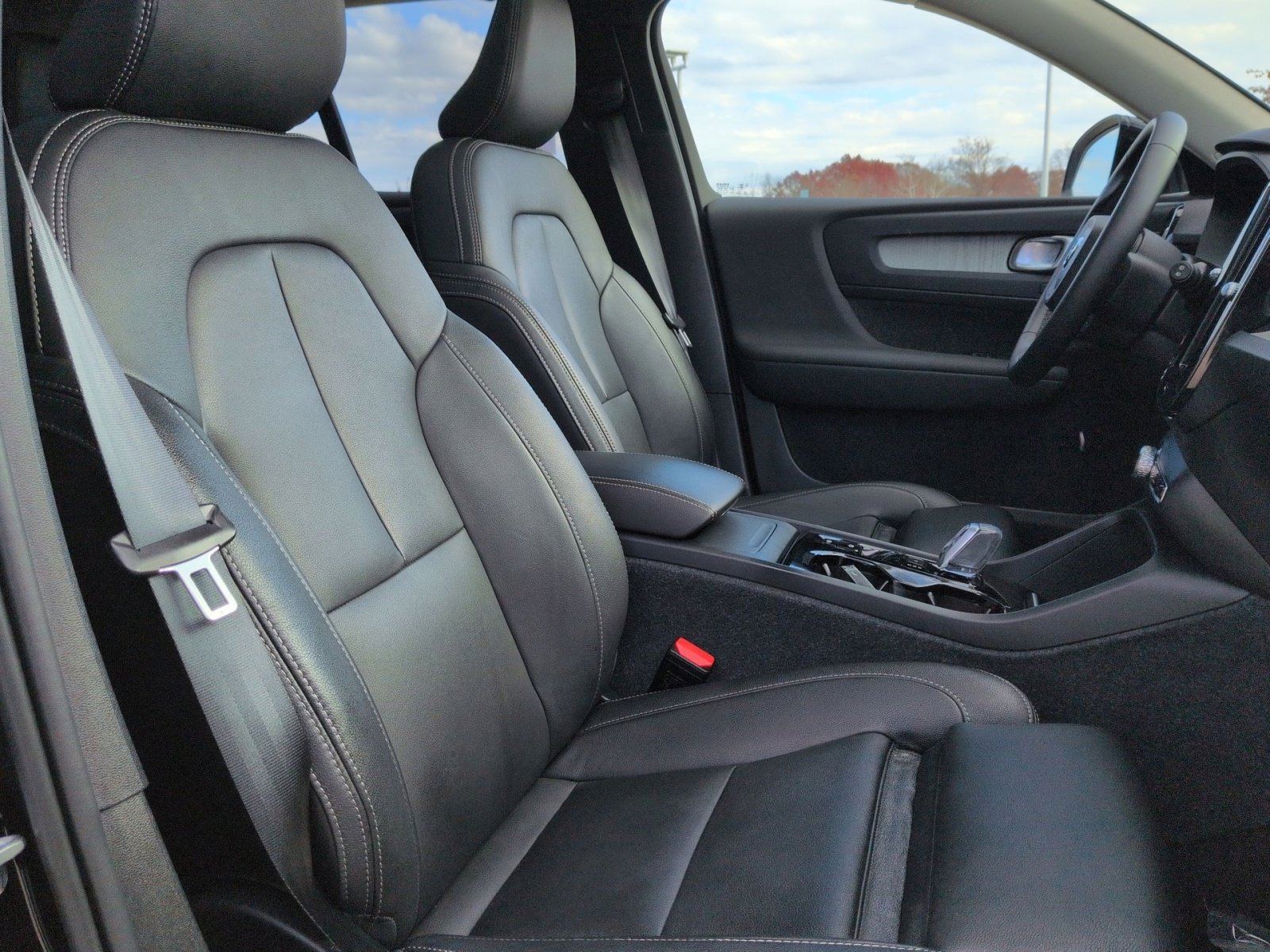 Certified 2024 Volvo XC40 B5 Ultimate w/ Protection Package Premier image 27