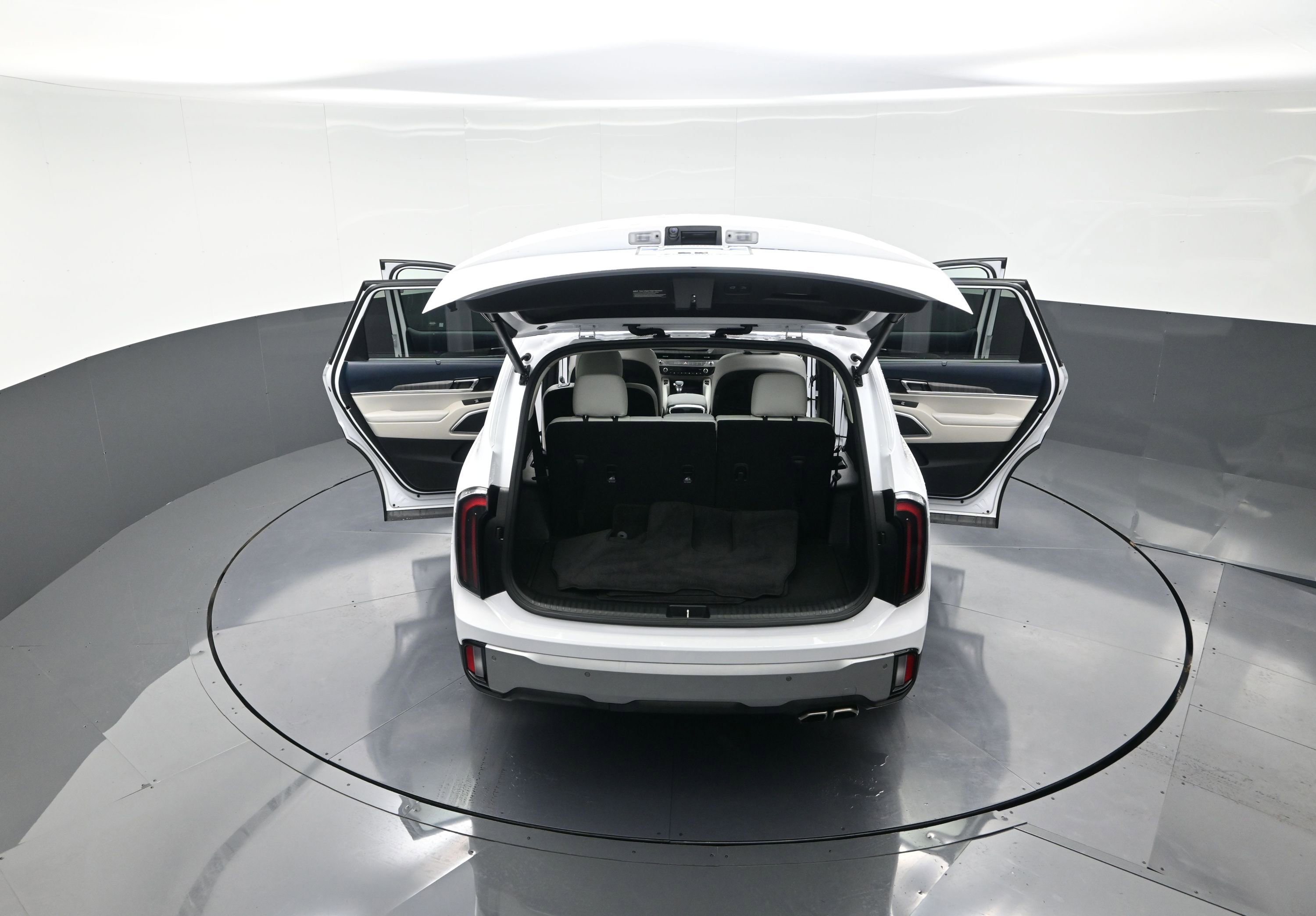 Used 2024 Kia Telluride EX w/ EX Captain's Chair Package image 13