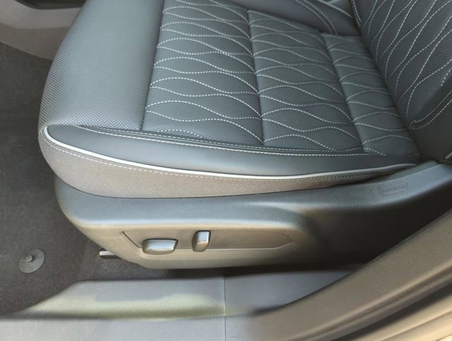 Used 2023 Buick Envision Avenir image 35