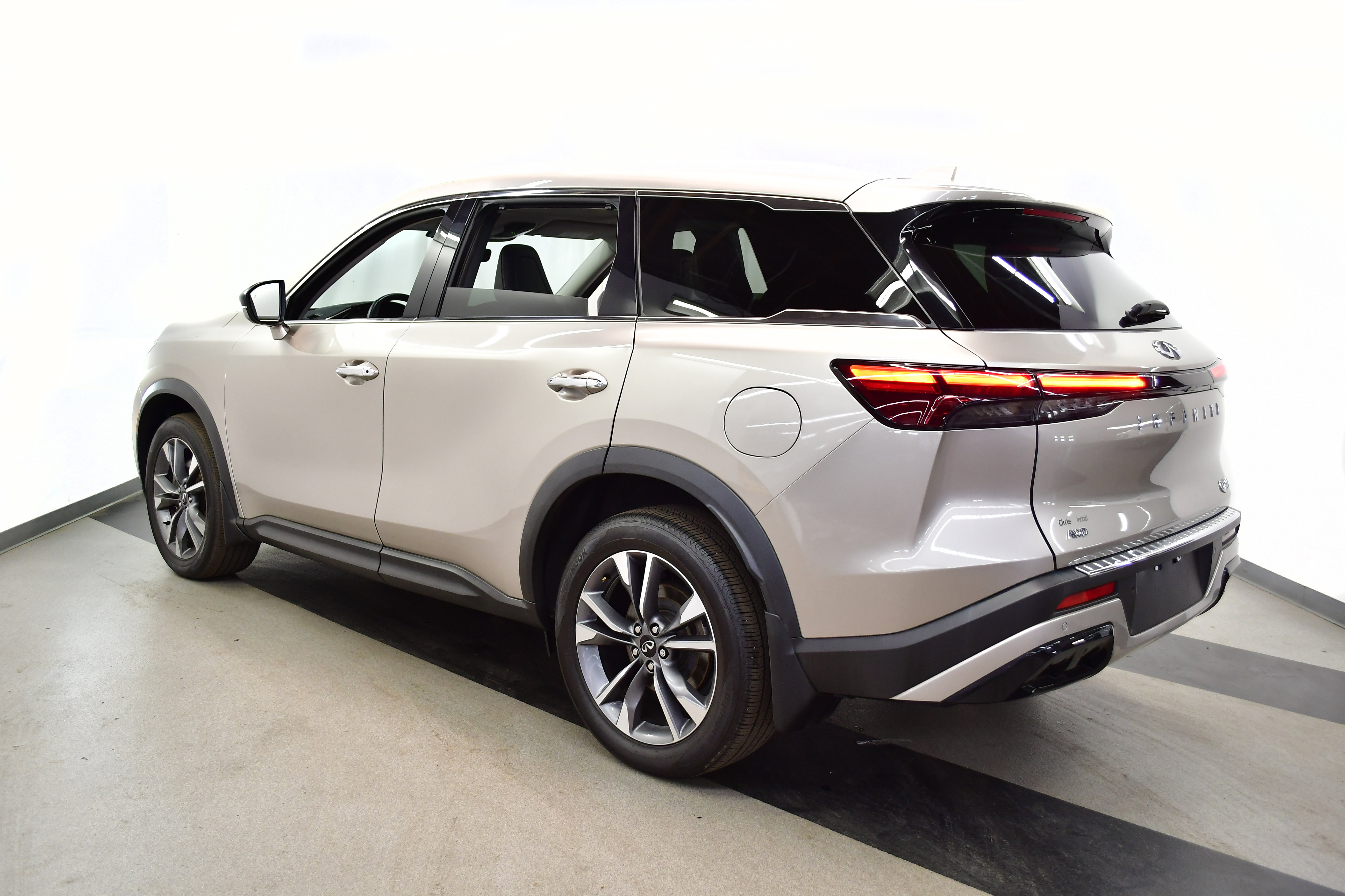 Used 2023 INFINITI QX60 Luxe w/ Cargo Package AWD/4WD image 5