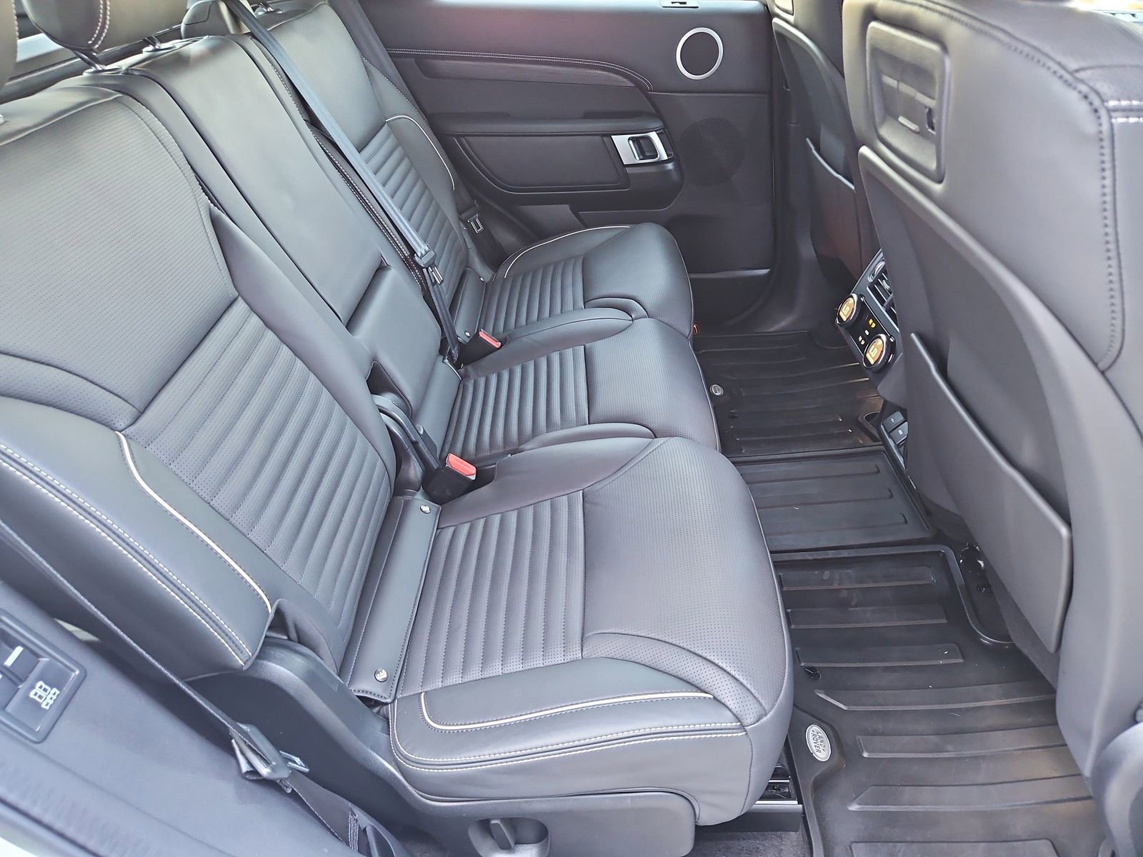 Used 2023 Land Rover Discovery Metropolitan Edition image 20