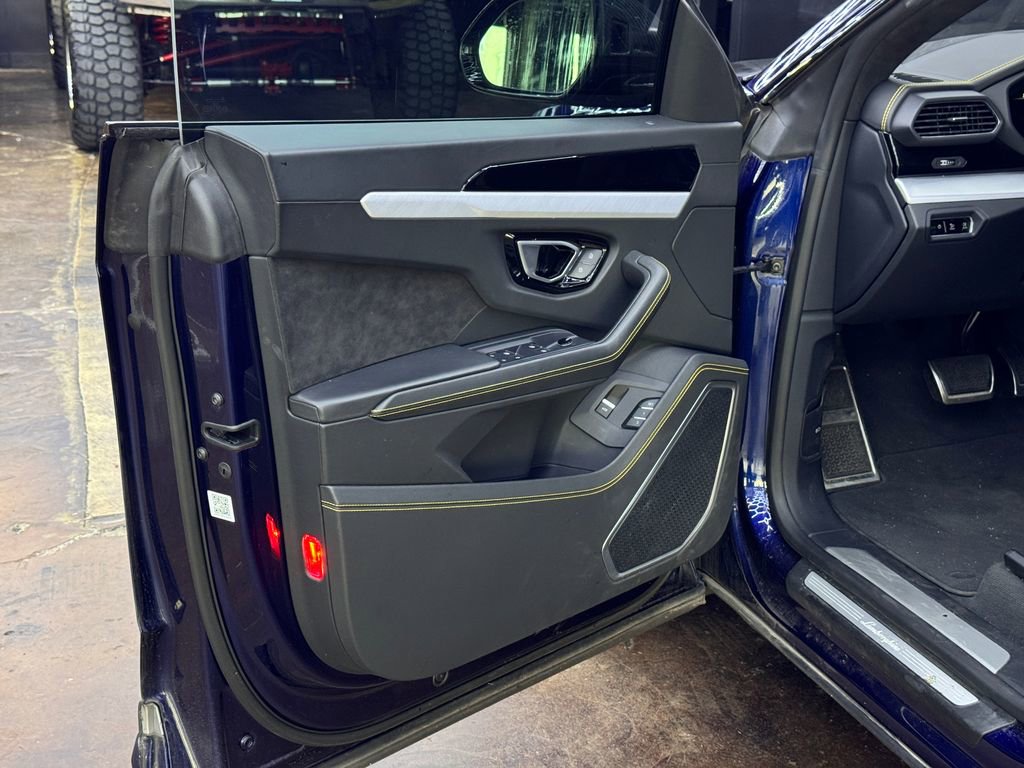 Used 2022 Lamborghini Urus image 8