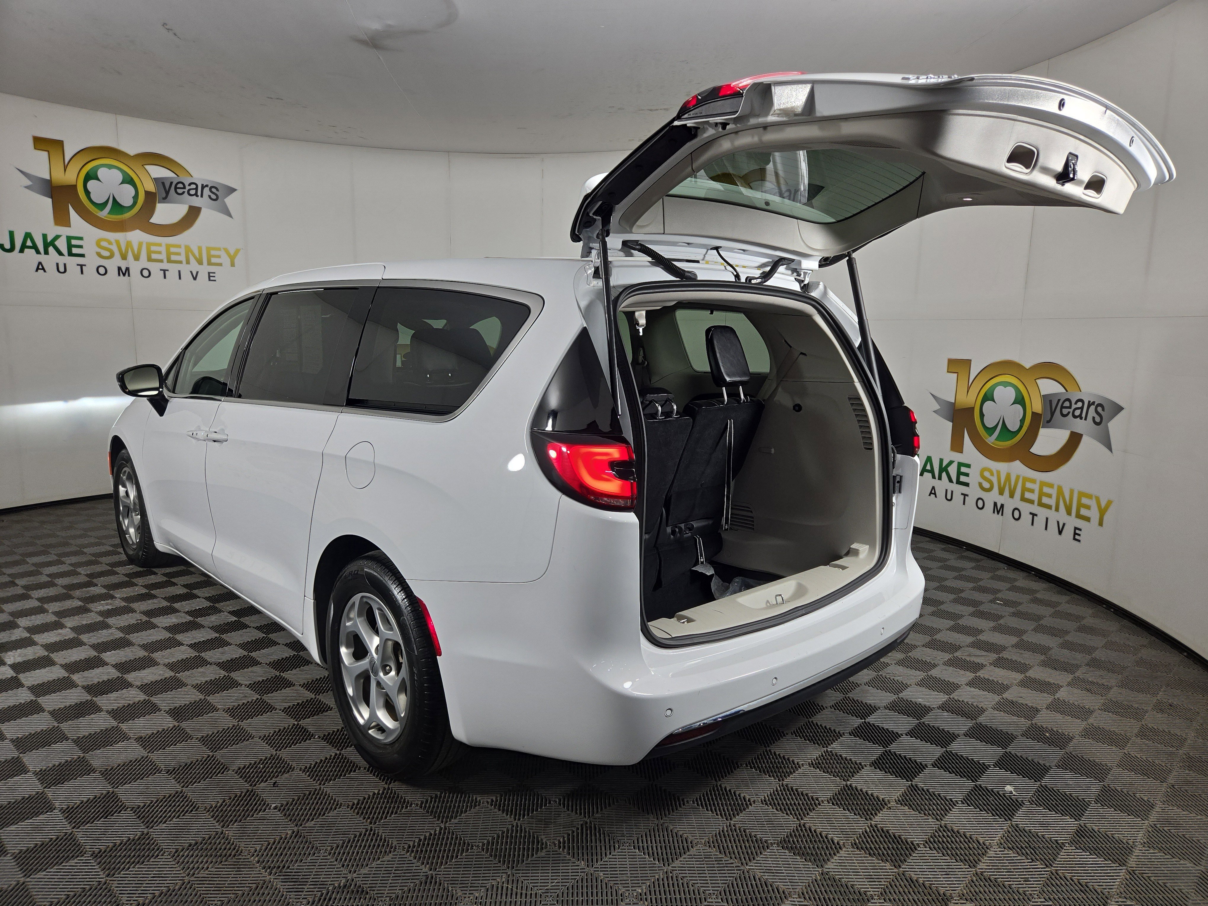 Used 2024 Chrysler Pacifica Limited image 34
